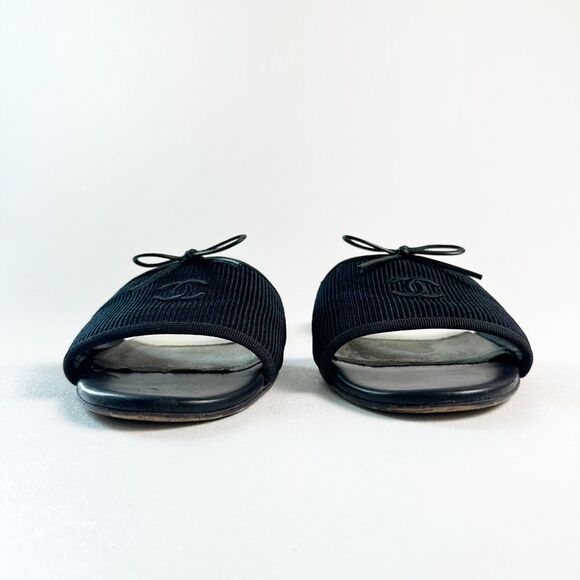 CHANEL Black Ribbed Embroidered CC Sandals Size 39.5 Mules Open Toe Slides Bow - Picture 5 of 12